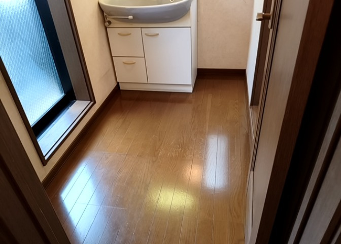 多くの戸建て住宅で見かける洗面脱衣所は、洗面台と洗濯機が2畳ほどのスペースに並べられていて、洗面所が脱衣所を兼ね備えている間取りが一般的です。お客様が利用することもある、パブリックな空間でもあります。