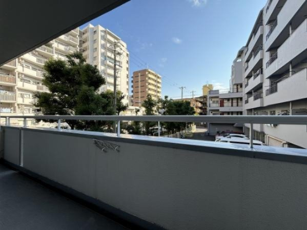 目の前を遮る建物がないので、陽当たり風通し良好です♪