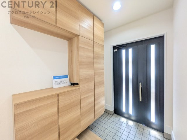 大きな玄関収納付きの玄関です　家族皆様の履物をしっかり収納できます　
