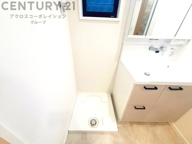 洗濯物の仕分け作業がしやすく、整理整頓が容易になります。洗濯音や湿気を他の部屋に持ち込まず、生活環境を快適に保ちます。上部を活用すれば収納スペースを確保でき洗剤や洗濯用品の整理もしやすくなります。