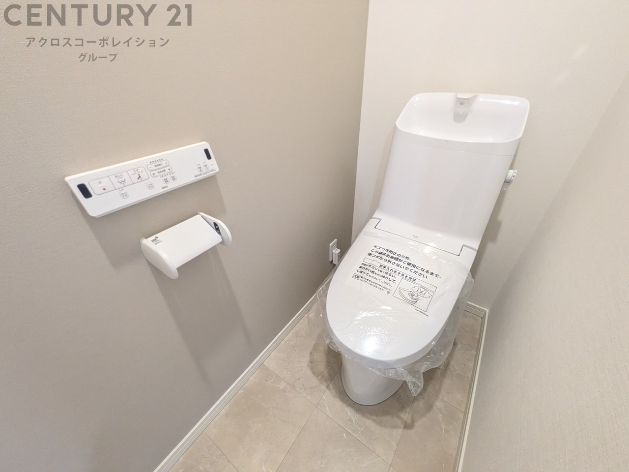 温水洗浄便座付トイレは温水洗浄機能により、暖かい水でおしりを洗浄することができ、冷たい水を使う従来の便座に比べ、温水洗浄機能で暖かいトイレを提供し、快適な使用を可能にします。