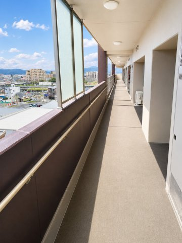 玄関側の共用廊下です。三島駅方面も見渡せます。