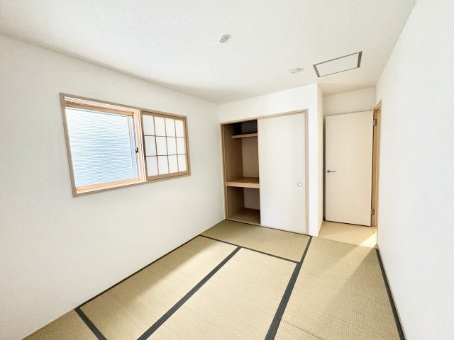 来客時の寝室としても便利な和室です