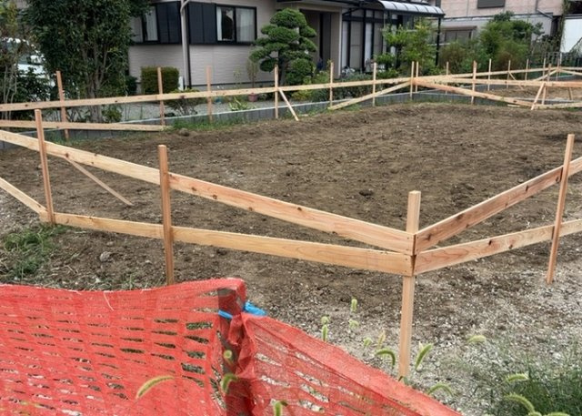 敷地内には、散水栓や立水栓があります。水道水を直接利用できるため、水を運ぶ手間を省くことが出来ます。大量の水を必要とする洗車作業や清掃などに役立ちます。その他設備とあわせて、現地でご確認ください。