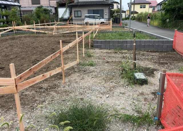 ベタ基礎とは、柱の位置に関係なく全体に基礎がある事を指し、面積が大きい分建物の重さを全体に分散できます。また、地面からの湿気や害虫を遮断でき、木造住宅で心配されるシロアリ被害を防ぐ効果も期待できます。
