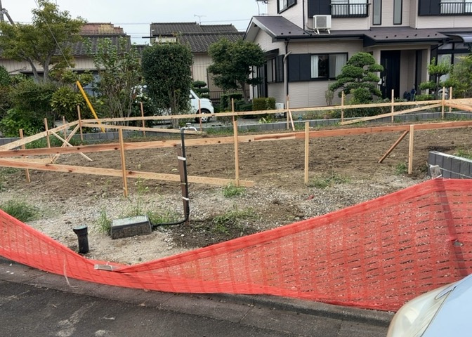 現地に行くなら、物件の周囲の地形がどうなっているかを見ることも大切です。周辺より低くなっている土地では、大雨などで水が集まりやすいため、地盤が弱くなっているということも考えられるため、注意が必要です。