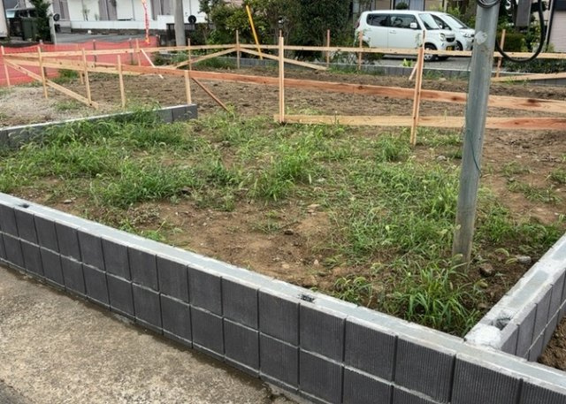 道幅が狭い場所は比較的土地の値段が低いことが多く、また交通量が少ないため騒音が少なく静かな環境で過ごせます。また、小さいお子様がいるご家庭も安心です。一方で車の駐車が難しいというデメリットもあります。
