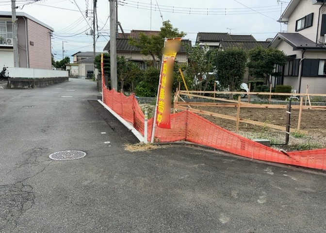 道幅が広い場所は日当たりや風通が良好です。幅が広いのですれ違いも可能ですし大きな車でも駐車可能！一方で、大型車が通ることも多くなるため交通量の増加により騒音に繋がります。また土地の値段が高くなります。
