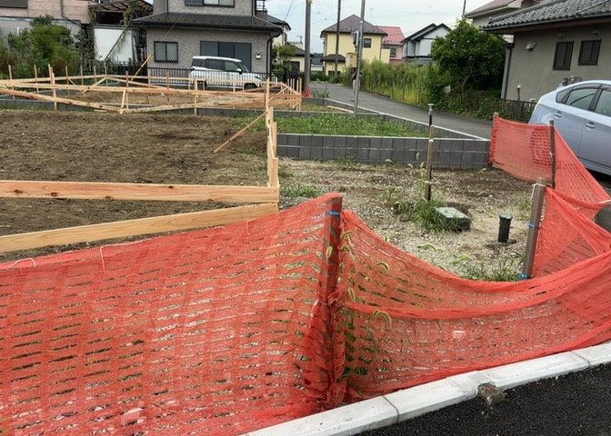 車一台あたりに必要なスペースは、標準サイズの普通自動車で横幅2m50cm、長さ5mは必要になります。ただし、乗降のことも考慮して横幅3m30cm、長さ5m50cmほどは確保できるところを選びましょう。
