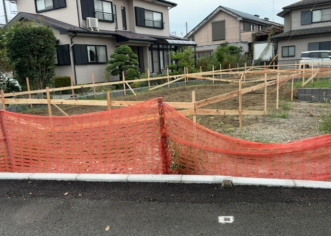 庭のある家に住むことのメリットとして、子どもたちの遊び場を確保できること、ガーデニングや家庭菜園を楽しめること、明るさを確保できることがあります。また、配置を工夫することでプライバシーが確保できます。