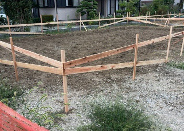 玄関は、狭すぎると複数人で使いにくく、広すぎても無駄な空間になりがちです。最低2畳を目安にして、家の広さとの兼ね合いや家族の人数を考慮して決めるとよいでしょう。現地を見学して快適な玄関を選びましょう！