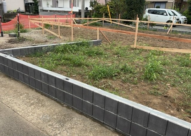 住宅用の土地では前面道路に2m以上接していなければならないと法律で定められています。しかし、お持ちの車のサイズやライフスタイルなどにより、2mでは利便が悪い場合もございますので、事前に確認しましょう。