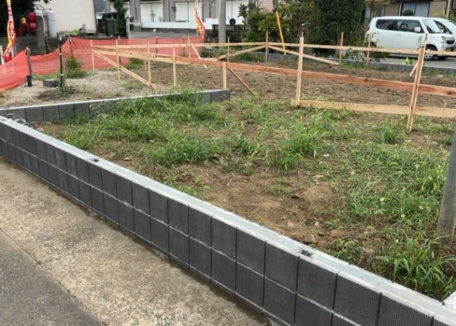 お持ちの車種によっては前面道路が広い方が便利でしょう。しかし、前面道路が広ければその分交通量が多くなるため、騒音などが気になる場合があります。実際に現地を見学し、周辺交通量や騒音などを確認しましょう！