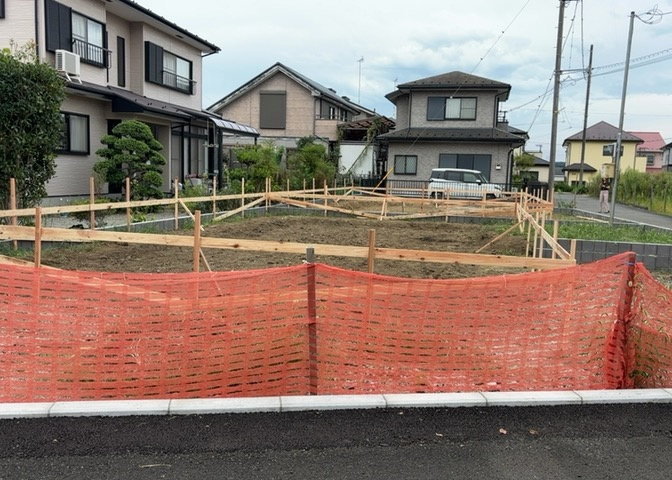 駐車場と明記されていても、最小スペースでつくられた駐車場だと大型車は駐車できなかったり、出入りしにくくなったりする可能性があります。お車のサイズと購入したい物件の駐車場のサイズを現地で確認しましょう。
