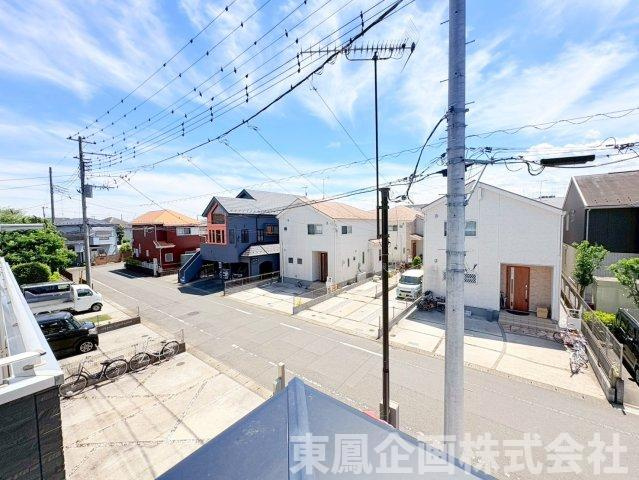 前面道路が広く、開放感のある眺望が魅力。周囲に圧迫感が少なく、空の広がりを感じられます