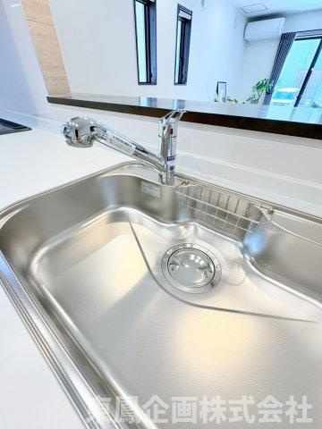 浄水器一体型水栓を採用し、使い勝手の良いシステムキッチン