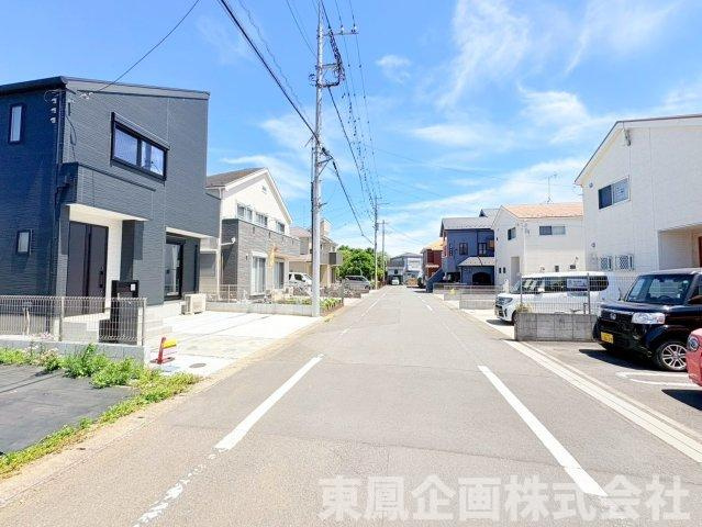 見通しの良い前面道路で、お車の出し入れもスムーズに行えます