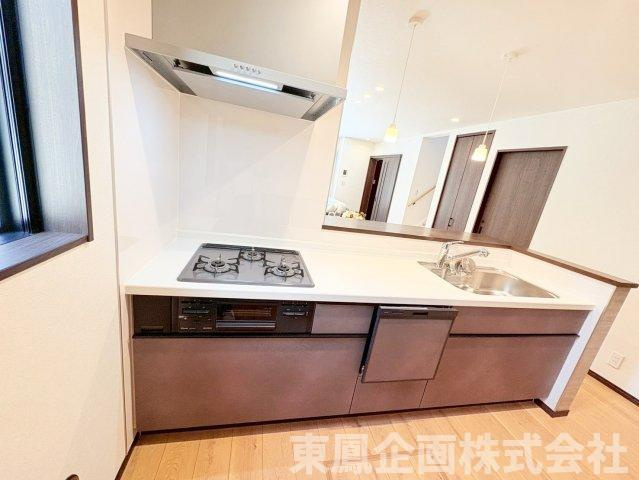 ご家族との会話を楽しめる対面式キッチンを採用。食洗機付きで毎日の家事負担も軽減できます