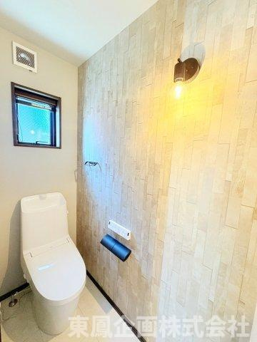 ザインクロスが映えるスタイリッシュなトイレ空間。温水洗浄便座付きで快適にご利用いただけます
