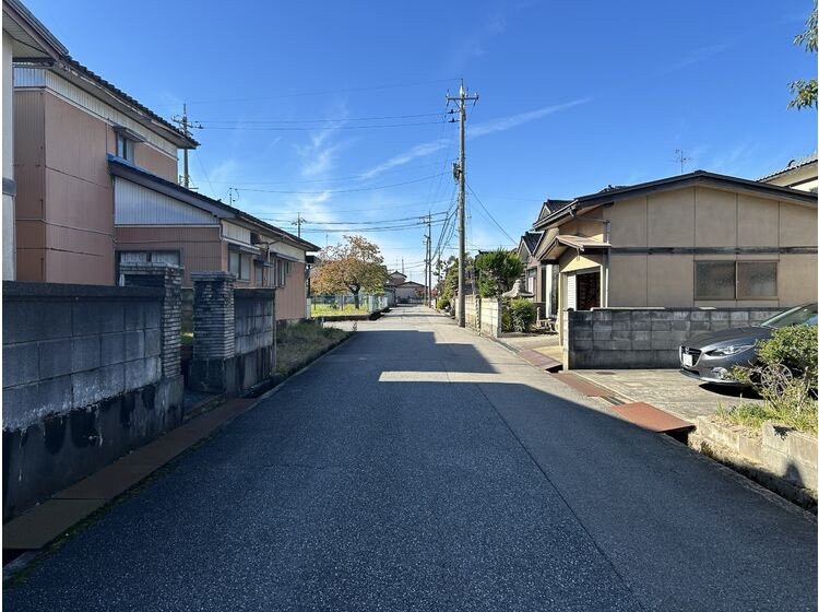 南側前面道路(西向き)