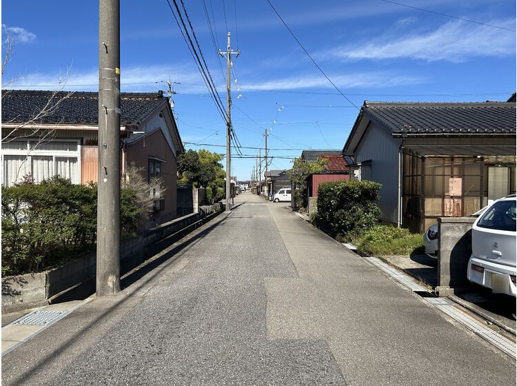 東側前面道路(北向き)
