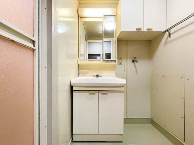 コンパクトな独立洗面台となっております。