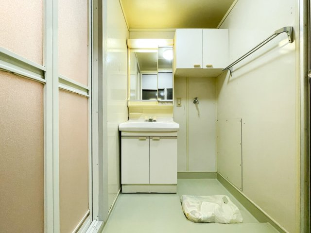 洗濯機置き場、収納棚と広くお使いできる仕様となっております。