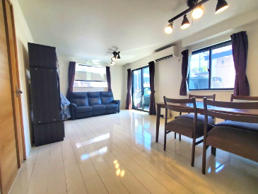 約16帖のLDKは大きな窓から自然光が差し込み、家族が自然と集まる明るい空間。駐車場に面しているので荷物の出し入れも便利です。