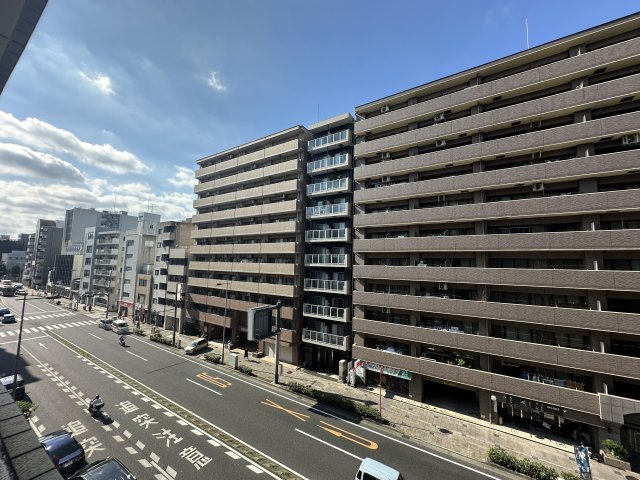 物件のバルコニーからの眺望になります。前面に大きな道路がありますので、通風に優れています。