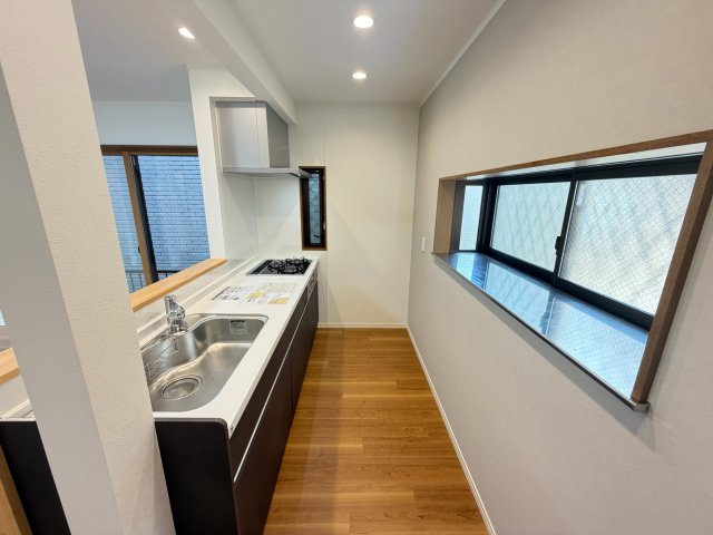 調理道具や調味料もすっきりしまえる、収納力のあるキッチン。　見た目もすっきり、作業もスムーズにこなせる空間です。