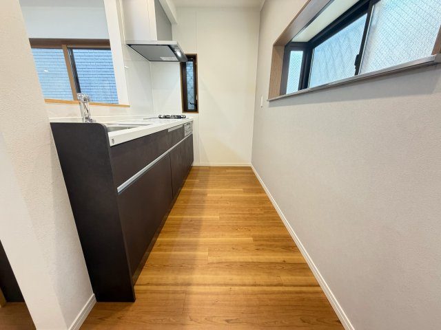 調理道具や調味料もすっきりしまえる、収納力のあるキッチン。　見た目もすっきり、作業もスムーズにこなせる空間です。