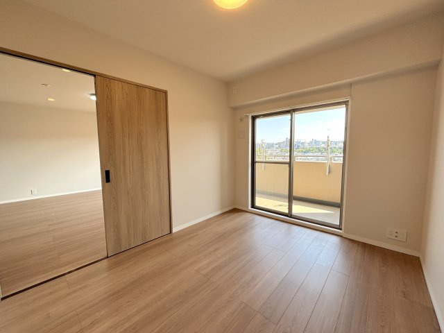 洋室約5.6畳は柱型や梁がでない居室空間で、とても開放的です。　