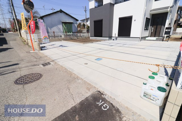 【駐車スペース】広々カースペースを確保しました！来客用としても重宝しますね。家族の出かける時間が異なっても安心です。