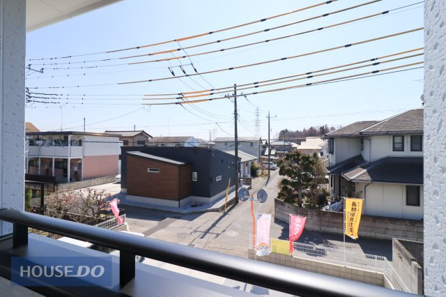 【建物からの眺望】バルコニーからの景色。十分な間隔が確保されております。