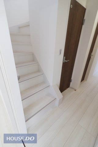 【内装】階段は手すりもあり妊婦さんからお子様や高齢者も安心です。また、のぼりやすいように一段の奥行きが広く設計されております。