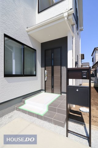 【エントランス】ゆったりとした玄関。奥行きのあるポーチで雨の日も安心です。