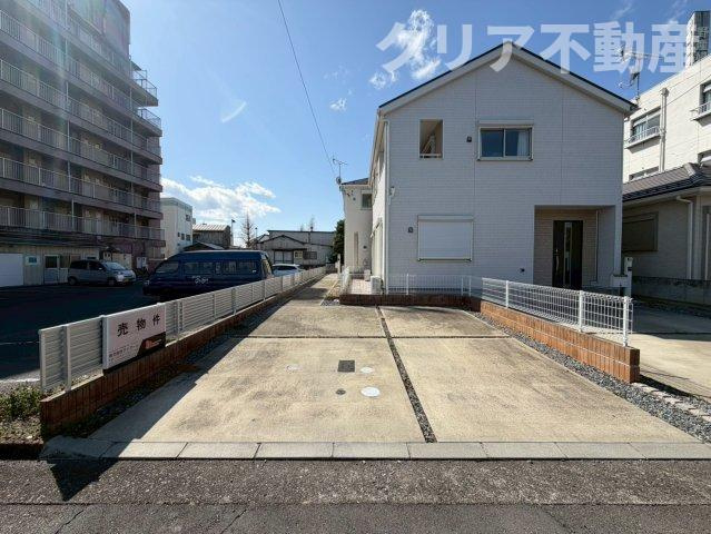 駐車場は広々2台！並列駐車可能です。