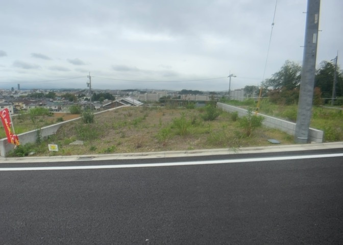 土地の形が極端に長細かったり、狭小地、あるいは道路との高低差がある傾斜地だった場合、後々売ろうとしても買い手がつかない場合もあります。後々、売却することになった時に価値の下がらない土地を選びましょう。