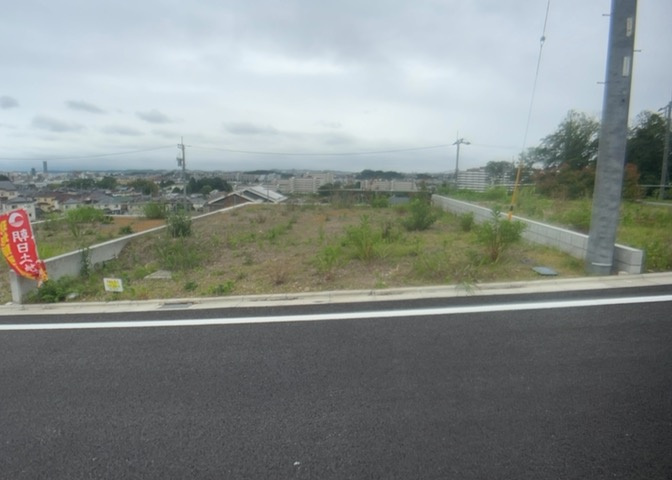 土地の面積＝住宅面積ではありません。建ぺい率の問題などで、土地のある場所によって住宅を建てられる面積は限られています。高さもしかり、「土地」という言葉の中には、建築条件も含まれると考えておきましょう。