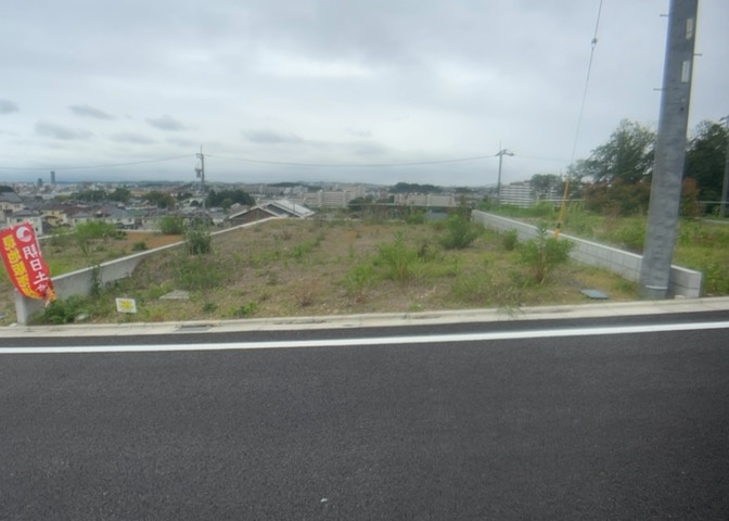土地を買う際、住む地域の自治体や福祉の補助制度にも注目してみましょう。子供や老人の医療補助やゴミ出しのルールなど、自治体によってルールに大きな違いがあるため、暮らしやすい土地で判断するとよいでしょう。