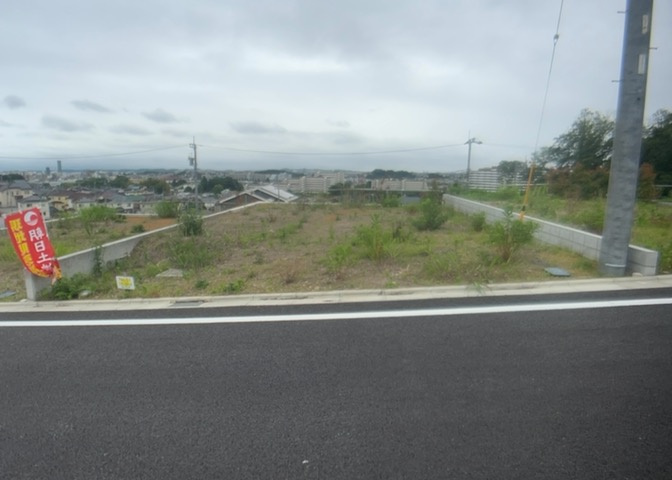 土地の前の道路に消火栓が設置されていることがあります。この場合、道路交通法第45条第1項により、駐車禁止の場所が指定されています。そのため、車庫などの駐車スペースをつくることができない場合があります。