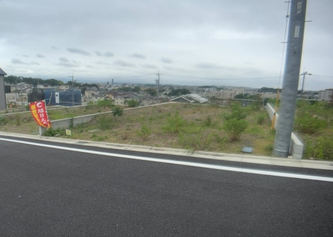 現地に行くなら、物件の周囲の地形がどうなっているかを見ることも大切です。周辺より低くなっている土地では、大雨などで水が集まりやすいため、地盤が弱くなっているということも考えられるため、注意が必要です。