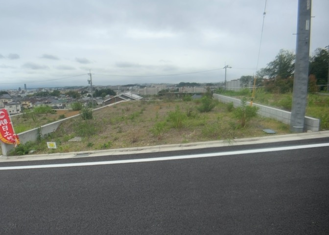 隣家の土地はどうなっているのか、生活利便施設が近くにあるのか、学校まで近いかなど、お客様のライフスタイルにあわせたイメージが重要です。また、近くにあると困る施設が近くにないかも確認するといいでしょう。