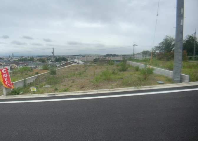 土地購入を検討されている場合、境界杭がない状態で購入してしまうと境界確定測量をする必要があり、費用がかかります。購入の前に、売主、隣土地所有者立ち合いのもと境界を確定し境界杭を設置するのがベストです。