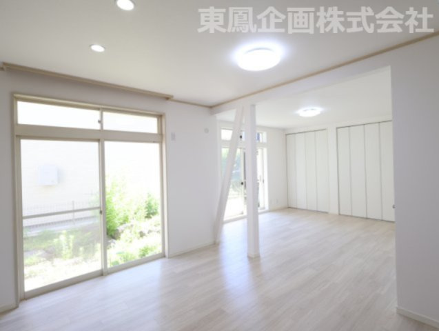 大きな窓から心地よい風を取り込むダイニング