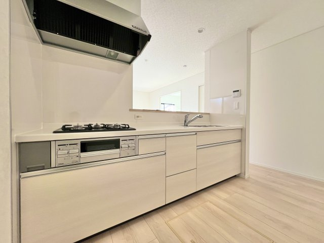 広々としたキッチンは清潔感のある空間！毎日の食事の支度が楽しくなりそうですね！