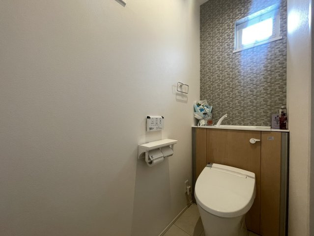 温水洗浄機能付きトイレを採用し、毎日快適にご利用いただけます。明るく清潔感のある空間です。アクセントクロスを取り入れた落ち着きのあるデザインで、細部までこだわりを感じられる仕様となっています。