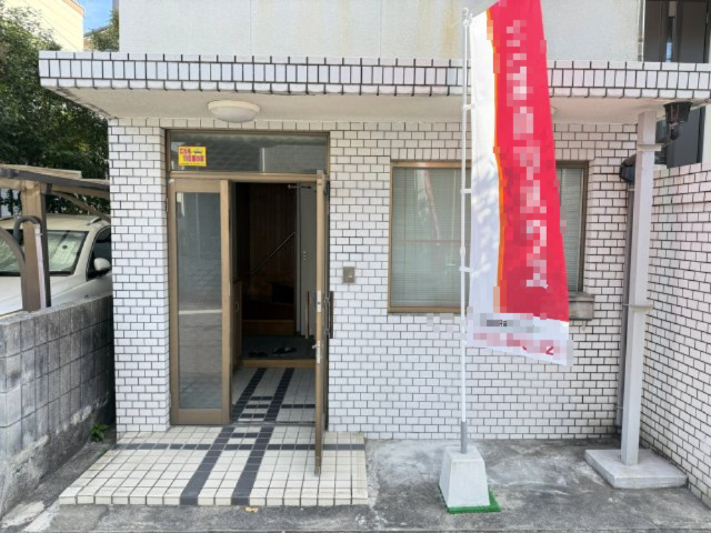 大きな窓から自然光が入り、明るく開放的な玄関スペースです。広さがしっかりあり、待合スペースとしても利用しやすい造り。シンプルな内装で、事務所・店舗・習い事の受付など多様な用途に対応できます。
