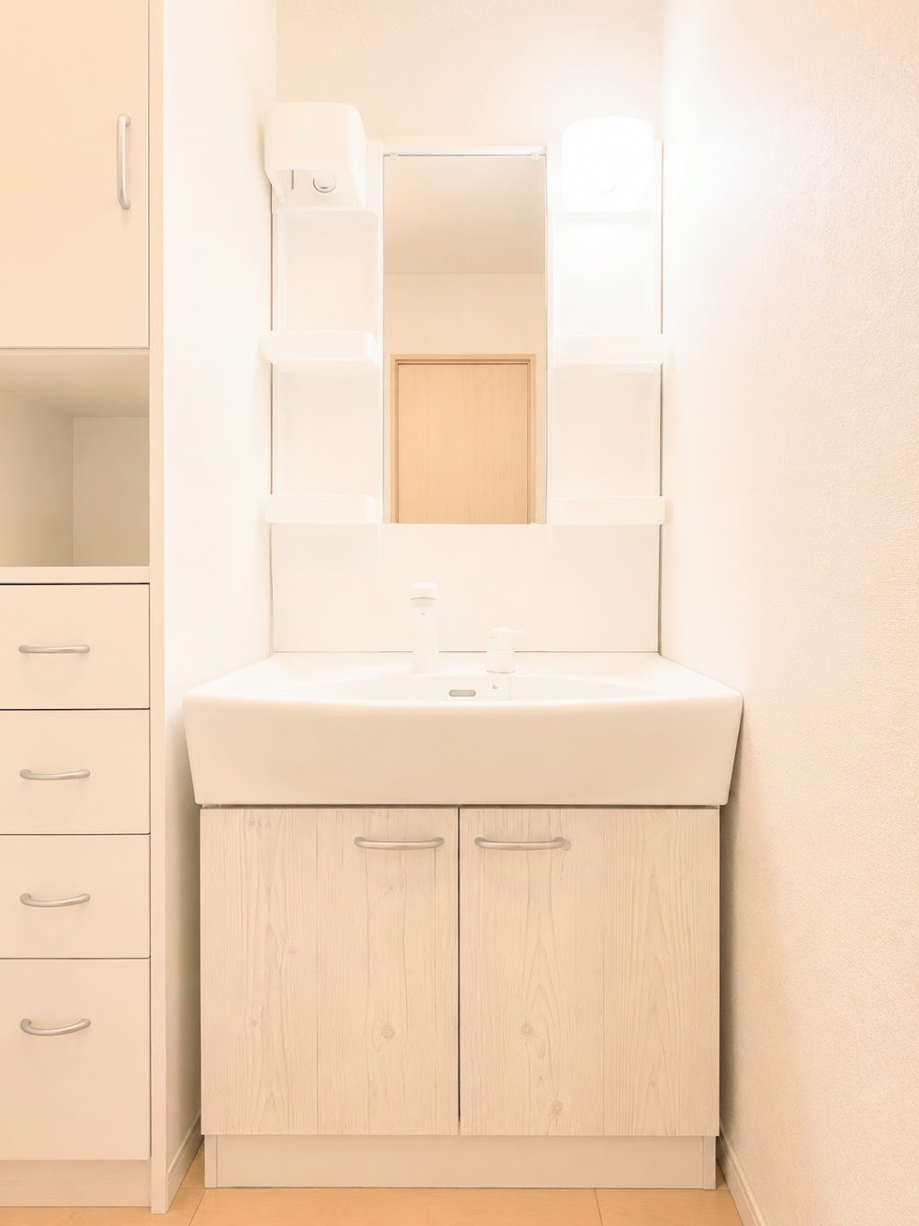 ◆毎日使う場所だから、機能的で使いやすさに配慮したパウダールーム。すっきりと使えるように収納も豊富にご用意しています。（写真は加工しています。）