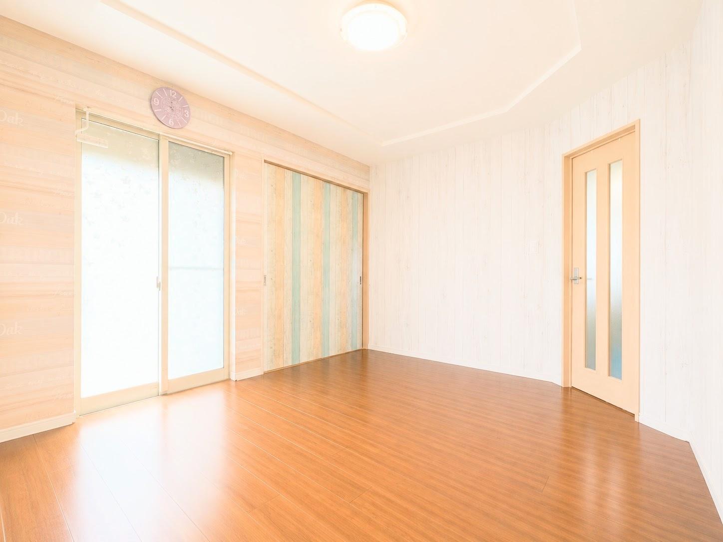 ◆室内はいつも明るい印象なので気持ちの良い朝を迎えられます。各部屋にはクローゼットを完備しており、収納が多いお家はすっきりして快適空間です。（写真は加工しています。）